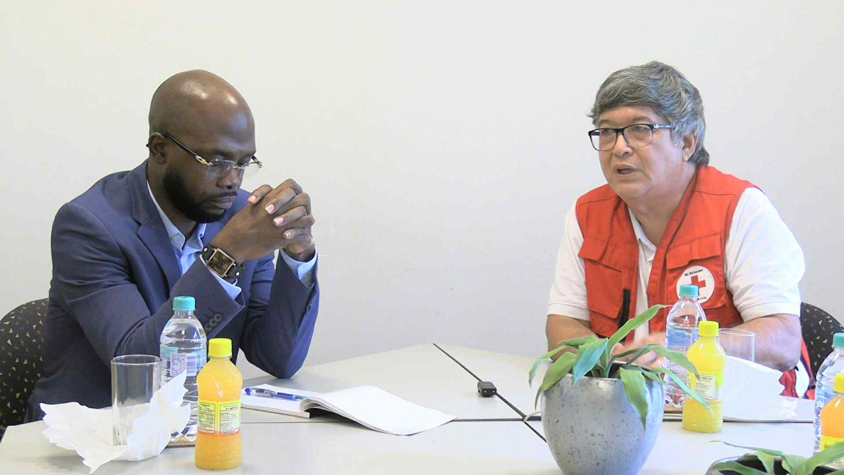 Minister Andre Misiekaba in gesprek met de heer Melvin Tjon Sie Fat, voorzitter van het SRK. (Foto: Ministerie van Volksgezondheid Welzijn en Arbeid, Suriname)