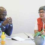 Minister Andre Misiekaba in gesprek met de heer Melvin Tjon Sie Fat, voorzitter van het SRK. (Foto: Ministerie van Volksgezondheid Welzijn en Arbeid, Suriname)