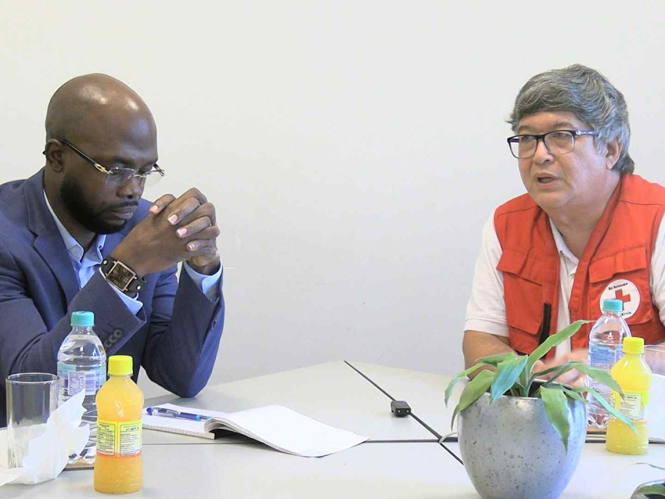 Minister Andre Misiekaba in gesprek met de heer Melvin Tjon Sie Fat, voorzitter van het SRK. (Foto: Ministerie van Volksgezondheid Welzijn en Arbeid, Suriname)